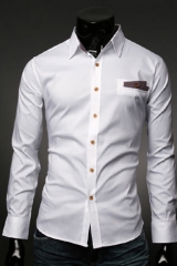 Белая рубашка с коричневыми пуговицами